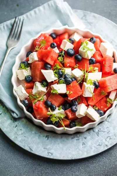 Sommersalat Mit Wassermelone Feta Käse Und Minze Auf Grauem Hintergrund — Stockfoto