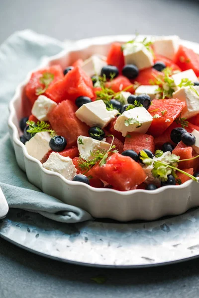 Sommersalat Mit Wassermelone Feta Käse Und Minze Auf Grauem Hintergrund — Stockfoto