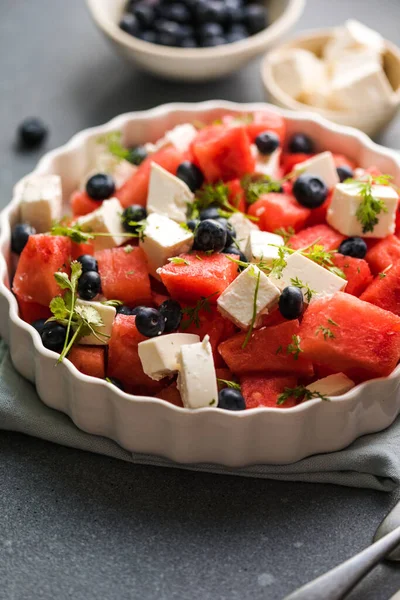 Sommersalat Mit Wassermelone Feta Käse Und Blaubeere Auf Grauem Hintergrund — Stockfoto