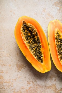 Taze olgun papaya tropikal meyvesi papaya tohumu, çimento arkaplanda meyveler