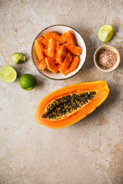 Limonlu ve tuzlu Papaya parçaları.