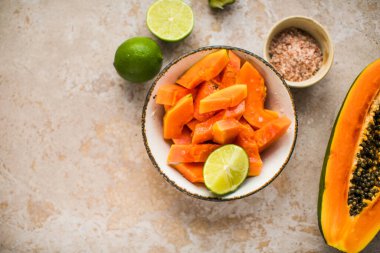 Limonlu ve tuzlu Papaya parçaları.