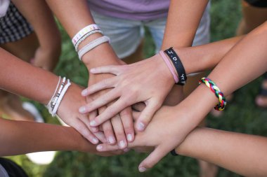 Çocuklar el ele tutuşuyor. Barışçıl protestocu çocuklar grubu ve şiddet içermeyen direniş sembolü olarak birbirine bağlı farklı insanlardan oluşan bir yumrukta birlik gösteriyorlar.