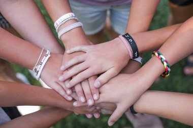 Çocuklar el ele tutuşuyor. Barışçıl protestocu çocuklar grubu ve şiddet içermeyen direniş sembolü olarak birbirine bağlı farklı insanlardan oluşan bir yumrukta birlik gösteriyorlar.