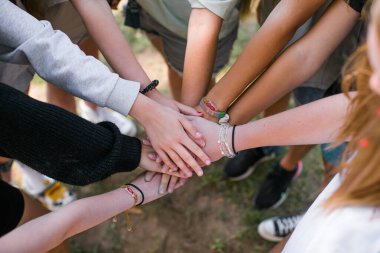 Çocuklar el ele tutuşuyor. Barışçıl protestocu çocuklar grubu ve şiddet içermeyen direniş sembolü olarak birbirine bağlı farklı insanlardan oluşan bir yumrukta birlik gösteriyorlar.
