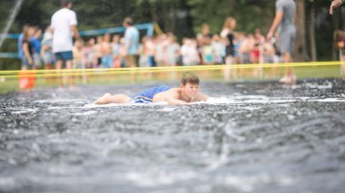 Çocuklar suyla oynar, çocuk sabun köpüğünde yüzer. Çocuklar için yaz bahçesi eğlencesi. Güneşli bir günde su sıçrayan çocuk.. 