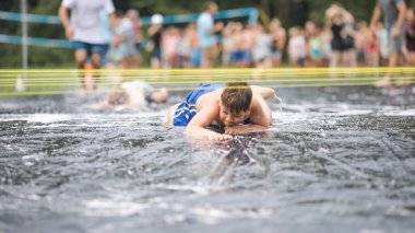 Çocuklar suyla oynar, çocuk sabun köpüğünde yüzer. Çocuklar için yaz bahçesi eğlencesi. Güneşli bir günde su sıçrayan çocuk.. 