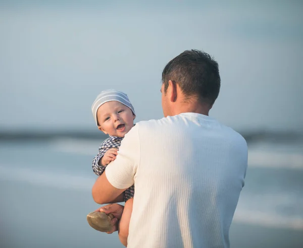 Χαρούμενη Μέρα Πατέρων Πατέρας Και Μωρό Παίζουν Στην Παραλία Μπαμπάς — Φωτογραφία Αρχείου