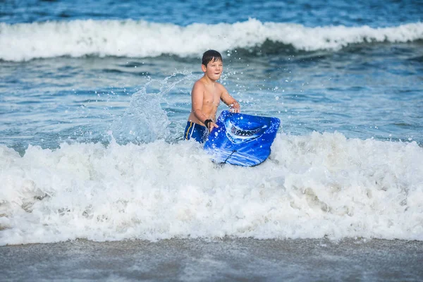 Veselý Teenager Plaveckým Prknem Šťastná Evropská Rodina Baví Plavání Plaveckém — Stock fotografie