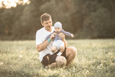 Bir baba yaz tarlasında neşeli bir anın tadını çıkarırken, bir baba oğlunu fırlatır. Neşeli aile neşe ve sevgiyle bakar