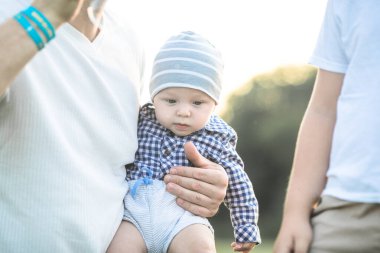 Sahada mutlu bir aile. Oyun oynayıp baloncuk üflüyorlar..