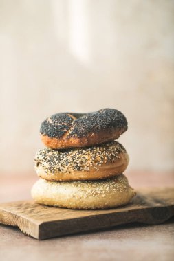 Masada susamlı ve haşhaş tohumlu tam tahıllı simit.