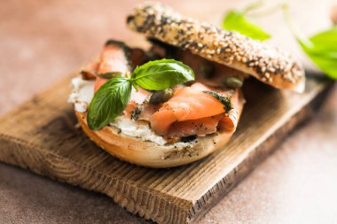 Somon füme sandviç, krem peynir.