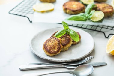 Geleneksel ev yapımı balık köftesi ve limon ve ekşi krema.