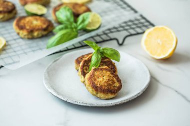 Geleneksel ev yapımı balık köftesi ve limon ve ekşi krema.