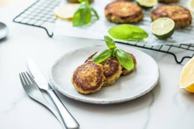 Geleneksel ev yapımı balık köftesi ve limon ve ekşi krema.