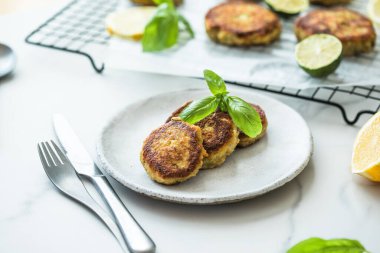 Geleneksel ev yapımı balık köftesi ve limon ve ekşi krema.