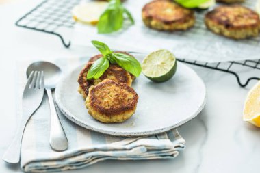 Geleneksel ev yapımı balık köftesi ve limon ve ekşi krema.