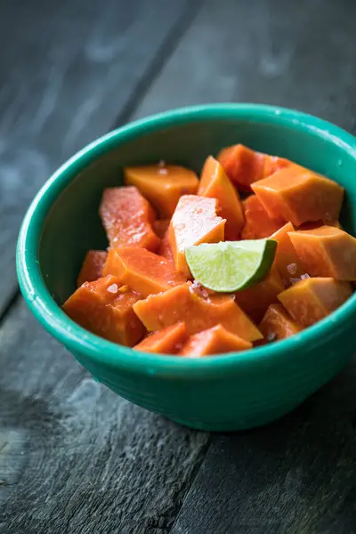 Mutfak masasında dilimlenmiş papaya. Meyveli portakallı papaya yemeye hazır..