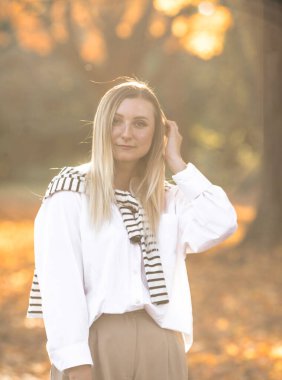 Sonbahar döneminde şehvetli bir kadının portresi..