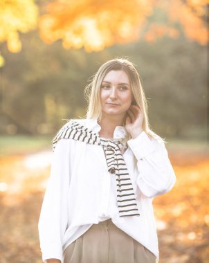 Sonbahar döneminde şehvetli bir kadının portresi..