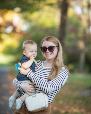 Anneler günü, aileleri severim. Doğada sonbahar yürüyüşü yapan bir aile. Anne ve çocuğu şefkatle sarılıyorlar.