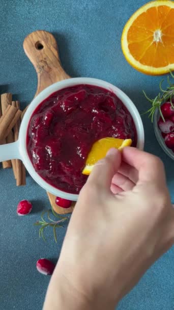 Woman Hand Cooking Cranberry Sauce Φρέσκια Σπιτική Cranberry Sauce Κάτοψη — Αρχείο Βίντεο