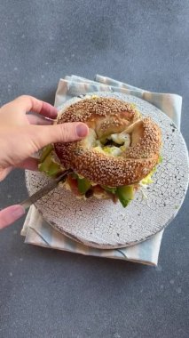 Taze yapılmış ve krem peynirli fırında simit ve füme somon. Hamur işi ve ev yemeği konsepti. - Evet. Yüksek kaliteli FullHD görüntüler