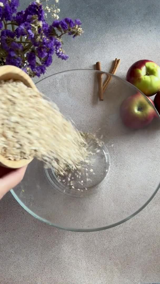 Φτιάχνοντας Σπιτικά Νόστιμα Καρύδια Βρώμης Μήλο Crumble Υψηλής Ποιότητας Υλικό — Αρχείο Βίντεο