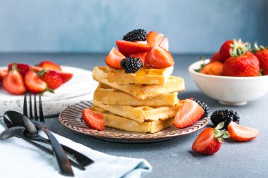 Waffle ve çilek bir tabağa istiflenmiş. Belçika ev yapımı waffle 'lar