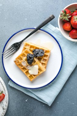 Çilekli ve pudra şekerli Belçika ev yapımı waffle 'lar..