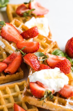 Çilekli ve pudra şekerli Belçika ev yapımı waffle 'lar..