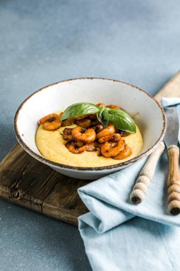 Geleneksel bir İtalyan yemeği polentadır. Polentalı Venedik karidesleri