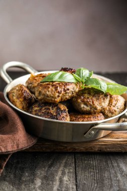 Ev yapımı kroket ya da köfte. Kıymalı domuz böreği. Lezzetli ve besleyici öğle veya akşam yemeği.