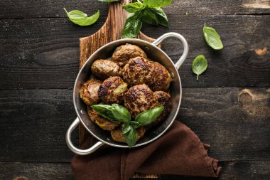 Ev yapımı kroket ya da köfte. Kıymalı domuz böreği. Lezzetli ve besleyici öğle veya akşam yemeği.