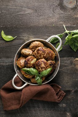 Ev yapımı kroket ya da köfte. Kıymalı domuz böreği. Lezzetli ve besleyici öğle veya akşam yemeği.