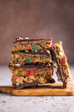 Ev yapımı tahıl gevreği. Fıstık ezmeli kahvaltı barları, mısır gevreği....