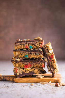 Ev yapımı tahıl gevreği. Fıstık ezmeli kahvaltı barları, mısır gevreği....