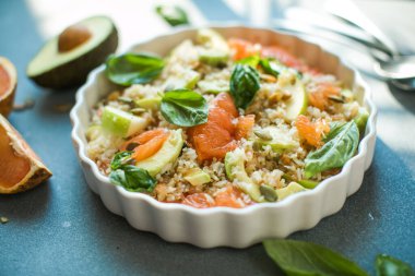 Greyfurtlu pirinç salatası, elma, avokado. Üst görünüm