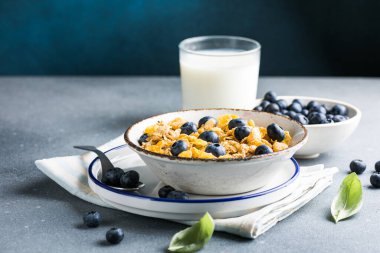 Mısır gevreği kasesi kahvaltı yemeği ve sağlıklı gıda konsepti için aperatif, sabah kahvaltısı taze tam tahıllı mısır gevreği.