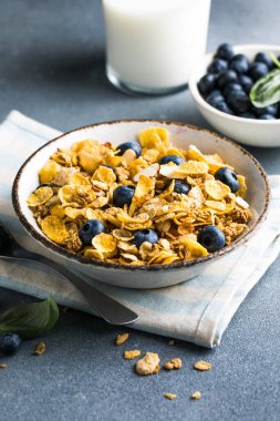 Mısır gevreği kasesi kahvaltı yemeği ve sağlıklı gıda konsepti için aperatif, sabah kahvaltısı taze tam tahıllı mısır gevreği.