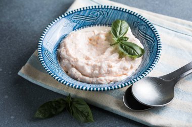 Taramosalata Yunan ezmesi (ezme), limonla servis edilen balık, karides ve havyardan yapılır. Balık Yumurtası Ezmesi Tarama (beyaz ve gül), popüler İsrail atıştırmalığı.