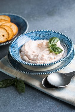 Taramosalata Yunan ezmesi (ezme), limonla servis edilen balık, karides ve havyardan yapılır. Balık Yumurtası Ezmesi Tarama (beyaz ve gül), popüler İsrail atıştırmalığı.