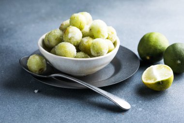 Üzümleri dondurmak için kullanılan yöntemler: Toptan donmuş, şekerle dondurulmuş ve açık gri arka planda donmuş püre. Sağlıklı ev yapımı hazırlıklar