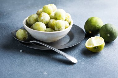 Martini bardağında donmuş yeşil üzüm ve şeker.