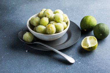 Martini bardağında donmuş yeşil üzüm ve şeker.
