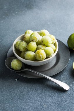 Martini bardağında donmuş yeşil üzüm ve şeker.