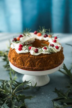 Noel meyveli kek dilimleri ile alınan dekore edilmiştir.