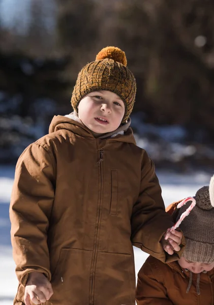 Смішний Маленький Хлопчик Гуляє Під Час Снігопаду Відкритому Повітрі Зимові — стокове фото