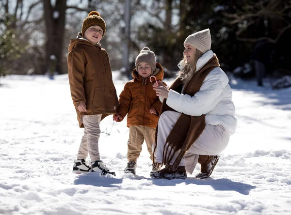 Зимові Вихідні Мати Двоє Синів Теплому Зимовому Одязі Ходять Розважаючись — стокове фото